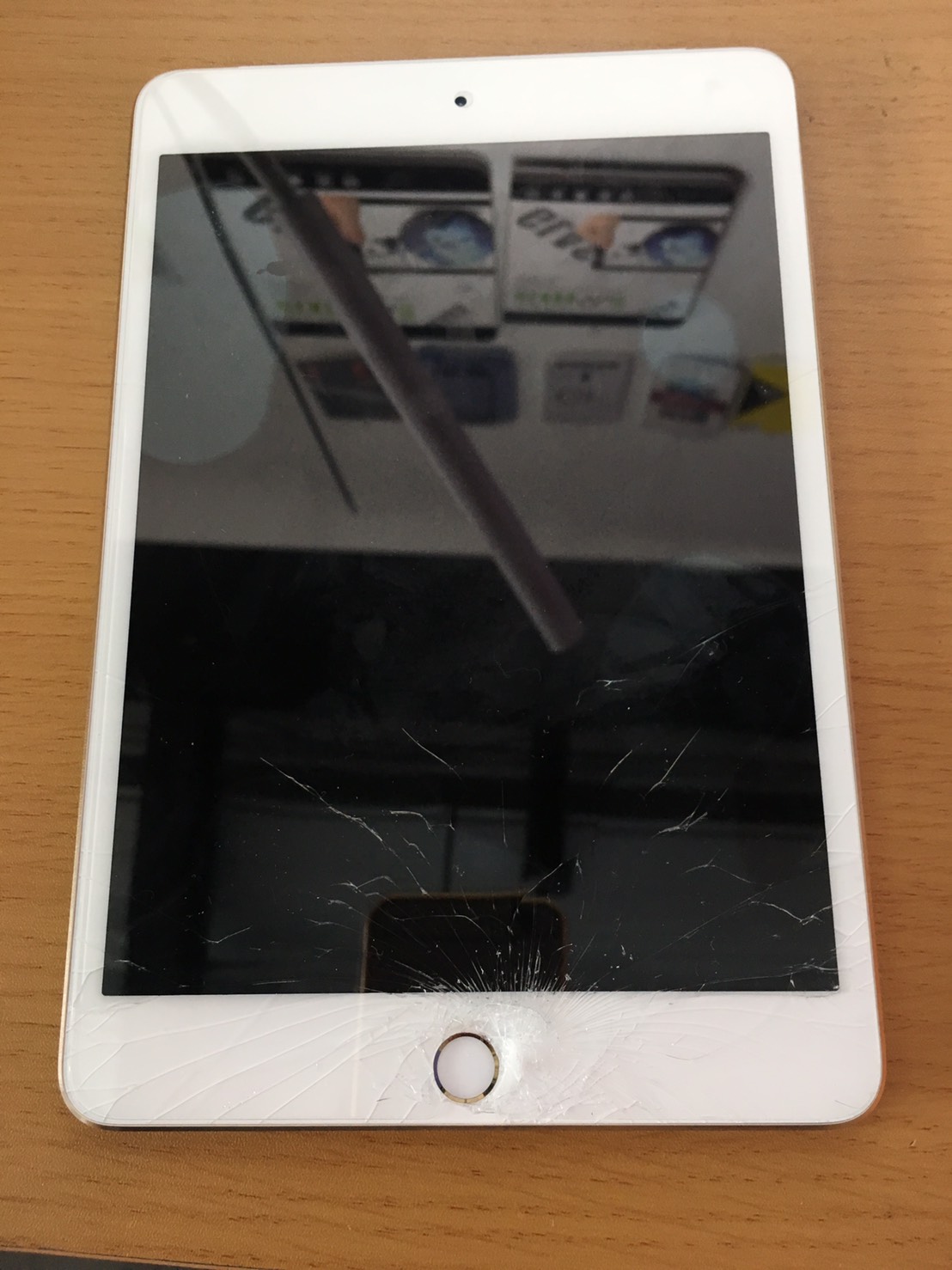 もしiPad mini 4の画面が割れてしまった場合は約40分で修理が出来ます。 | Mac・iPhone・iPad・iPod修理 データ復旧  基板修理 【AppleJuice吉祥寺店】 Apple iPadmini (第4世代) ローズゴールド画面割れ